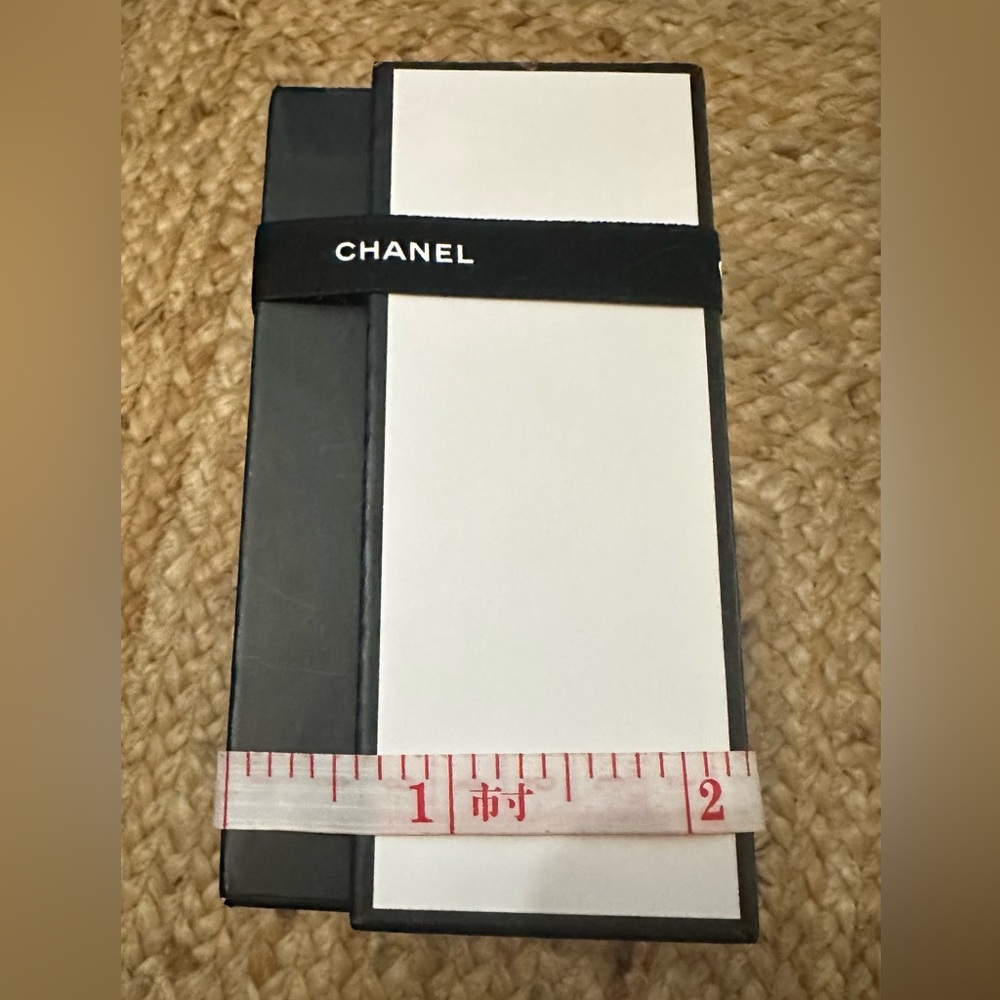 CHANEL Box and Ribbon - Picture 5 of 11